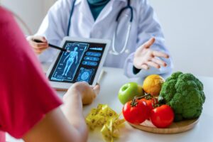 Patient consulting with a nutritionist about food sensitivities that could be causing discomfort.